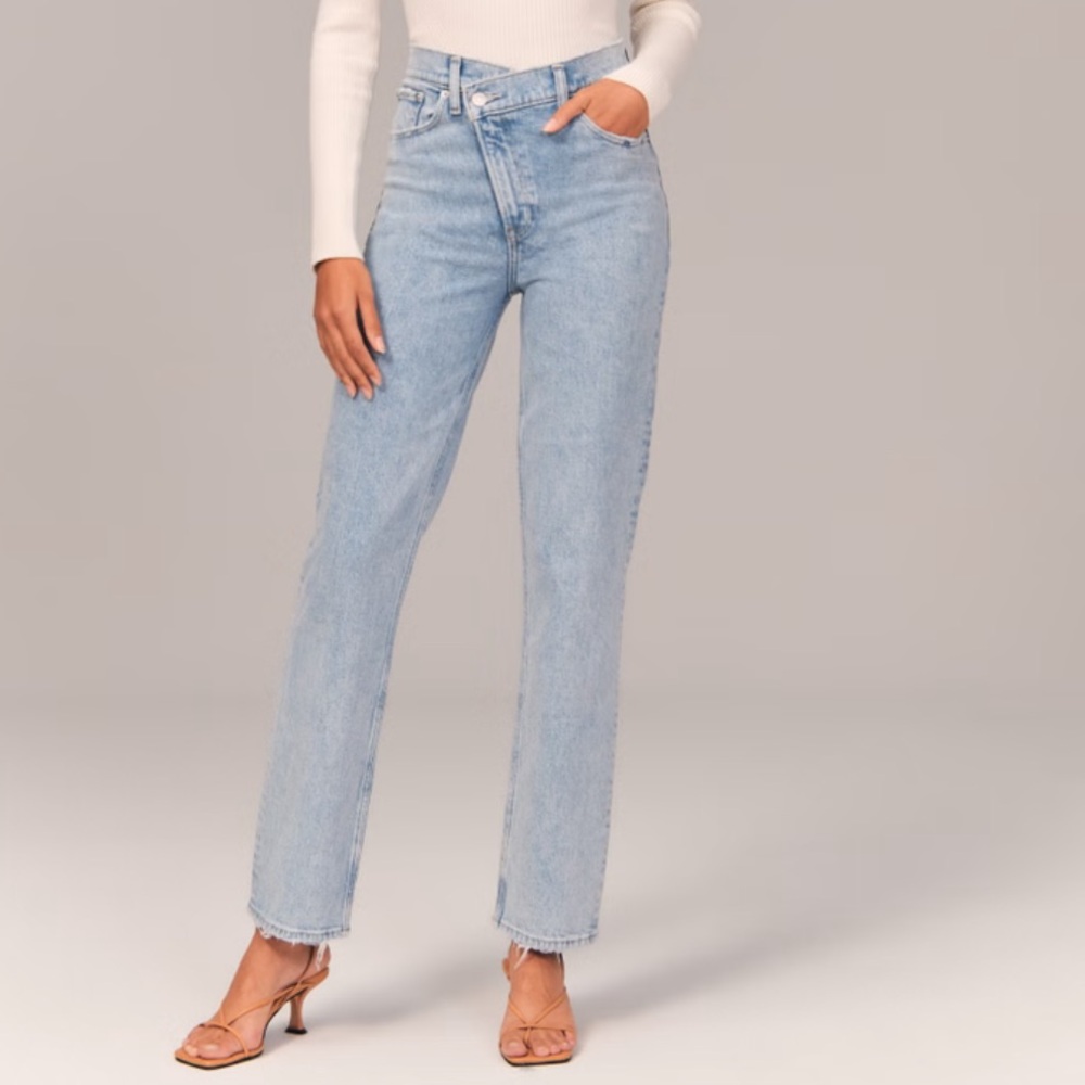 Abercrombie & Fitch Curve Love Ultra High Rise 90s Straight Jean in light wash